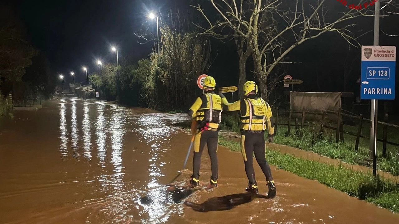 Vigili del fuoco impegnati durante la notte degli allagamenti Vigili del fuoco impegnati durante la notte degli allagamenti