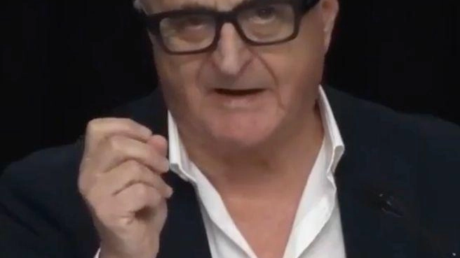 Il sindaco Piero Pii ha illustrato l’importante progetto di illuminazione che riguarda Colle Val d’Elsa con sostituzione di tutti i corpi illuminanti con la tecnologia LED che garantisce sia qualità che risparmio Il sindaco Piero Pii ha illustrato l’importante progetto di illuminazione che riguarda Colle Val d’Elsa con sostituzione di tutti i corpi illuminanti con la tecnologia LED che garantisce sia qualità che risparmio