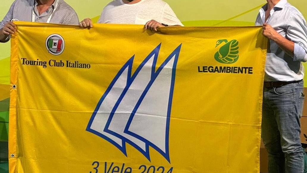 Il Comune di Monte Argentario riceve le 3 vele di Legambiente e Touring Club per l'impegno ambientale. La bandiera sventolerà sul palazzo municipale come simbolo di rispetto per ambiente e mare. Il Comune di Monte Argentario riceve le 3 vele di Legambiente e Touring Club per l'impegno ambientale. La bandiera sventolerà sul palazzo municipale come simbolo di rispetto per ambiente e mare.