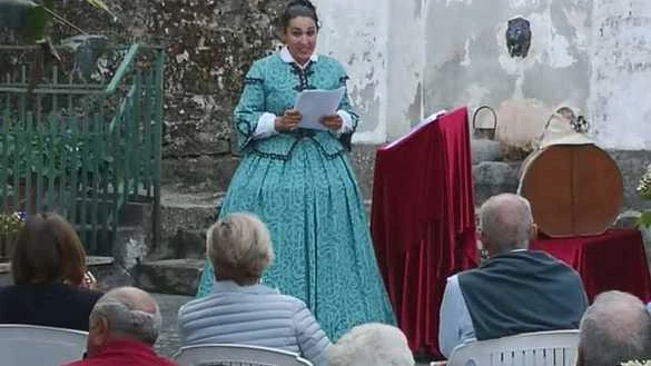 La tradizione torna nel borgo. Passeggiate nel bosco, laboratori e teatro. E per i piccoli giochi e necci La tradizione torna nel borgo. Passeggiate nel bosco, laboratori e teatro. E per i piccoli giochi e necci