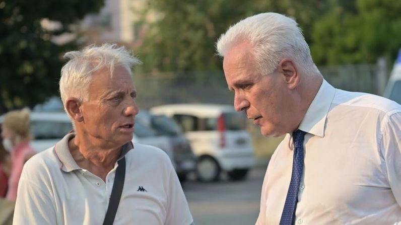 La visita del presidente Eugenio Giani nei drammatici giorni dell’incendio che ha devastato le colline di Massarosa, e la stretta di mano con il segretario Dem Brocchini