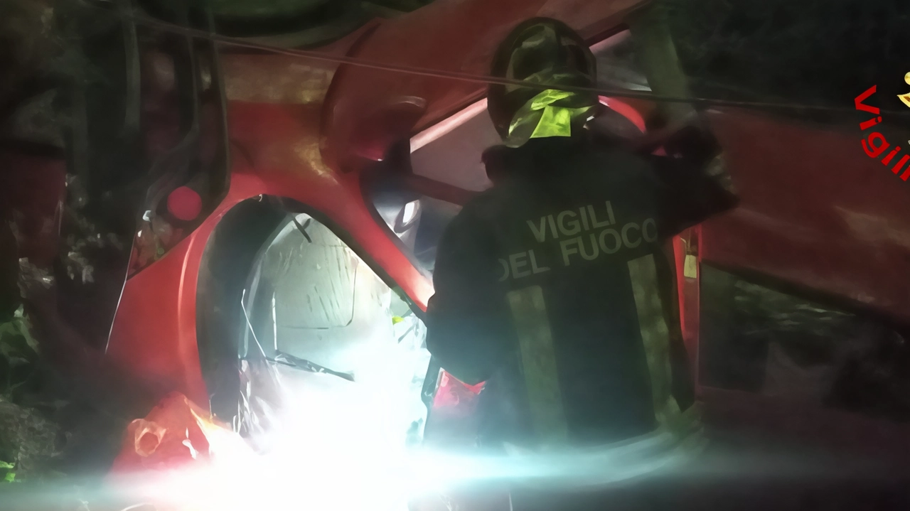 I pompieri hanno messo in sicurezza la vettura che era alimentata a gpl soccorrendo la coppia, poi affidata alle cure del pronto soccorso I pompieri hanno messo in sicurezza la vettura che era alimentata a gpl soccorrendo la coppia, poi affidata alle cure del pronto soccorso