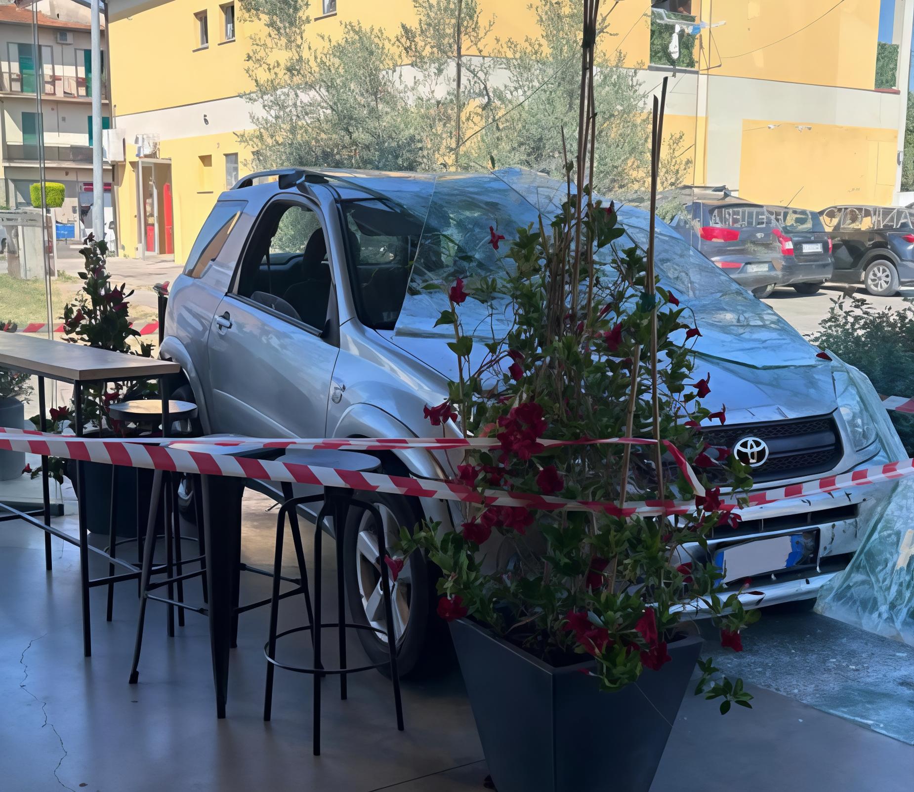 Auto contro la pasticceria. Danni alla veranda e ai tavoli