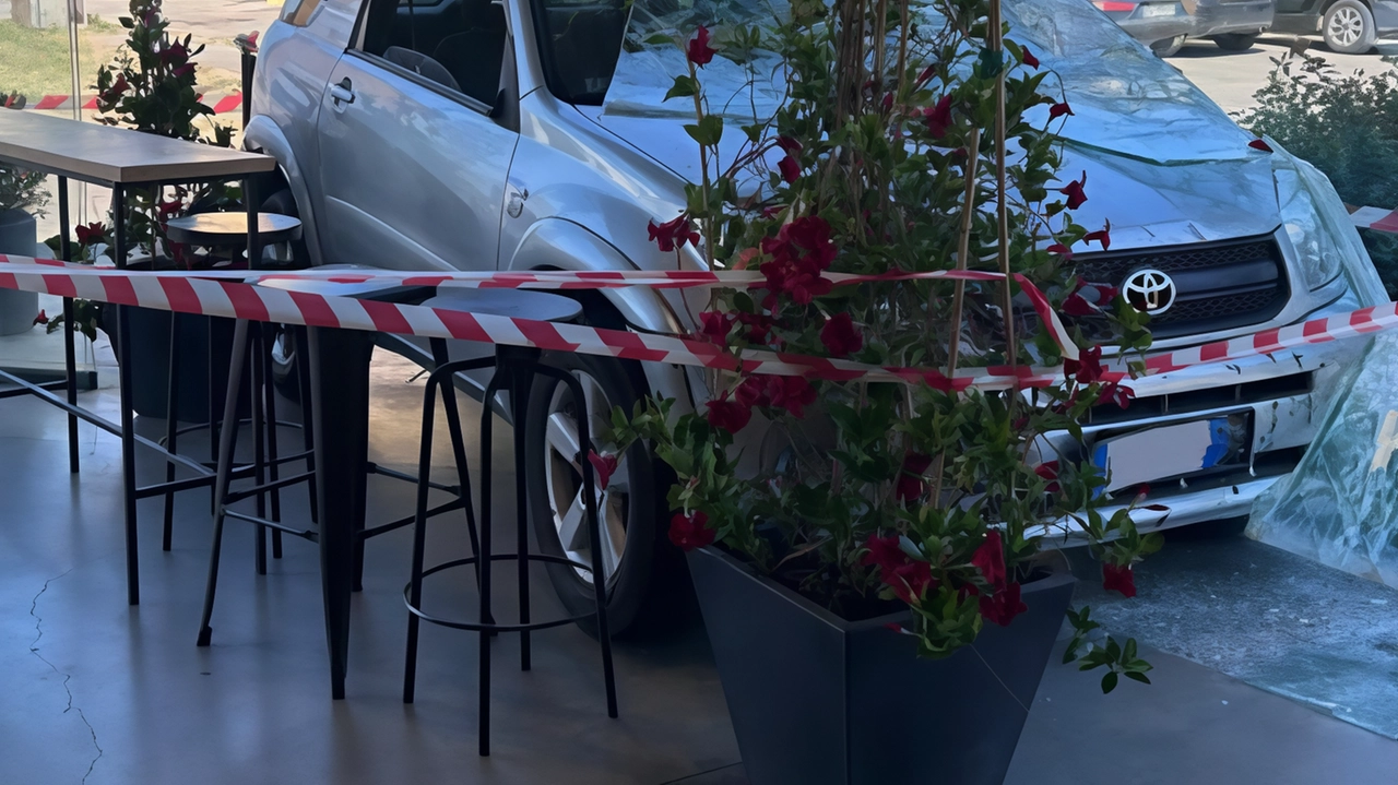 La signora al volante del suv si sarebbe spaventata alla vista di una vettura in manovra. Una sterzata improvvisa e il suv è così finito contro la vetrata della veranda del locale