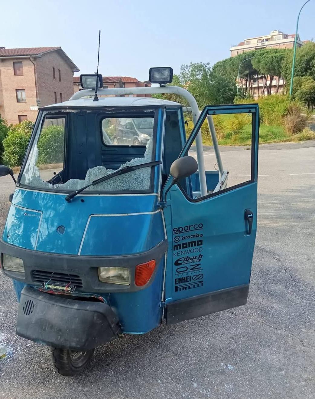distrutto a sprangate un ape car gi224 fatta denuncia contro ignoti