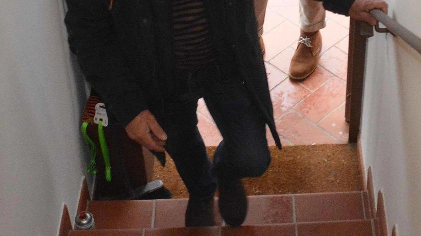 Sandro Mugnai sale le scale di casa seguito dall’europarlamentare Roberto Vannacci Sandro Mugnai sale le scale di casa seguito dall’europarlamentare Roberto Vannacci
