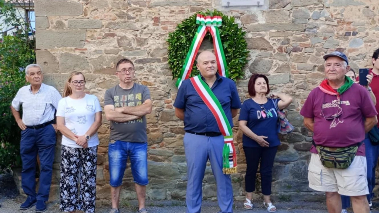Un momento della celebrazione avvenuta venerdì. Al centro, con la fascia tricolore, il sindaco di Quarrata Gabriele Romiti