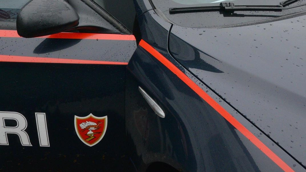 I carabinieri sono stati chiamati subito dall’avvocato. che è stato derubato Svolti i rilievi ma non è facile individuare. gli autori della raffica di colpi I carabinieri sono stati chiamati subito dall’avvocato. che è stato derubato Svolti i rilievi ma non è facile individuare. gli autori della raffica di colpi