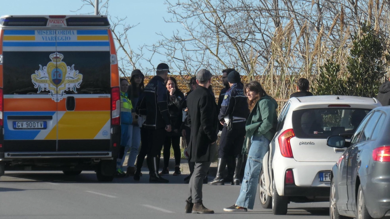 La macchina dei soccorsi si è subito mobilitata per cercare di salvare la vita a Federico, volato giù dal cavalcavia Barsacchi dopo l’impatto con un’auto La macchina dei soccorsi si è subito mobilitata per cercare di salvare la vita a Federico, volato giù dal cavalcavia Barsacchi dopo l’impatto con un’auto