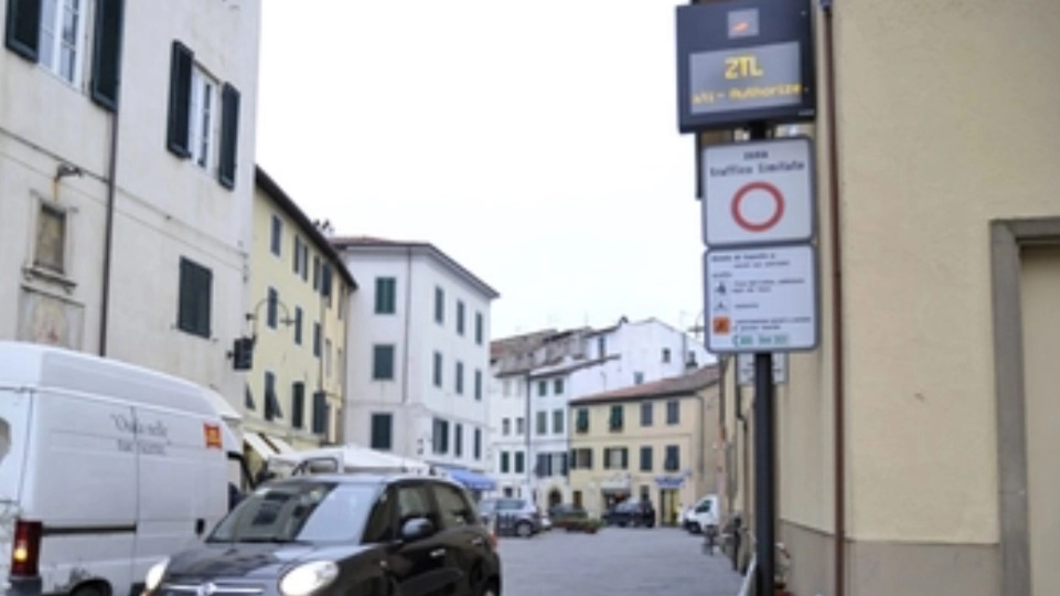Lucca, arrivano nuovi varchi-telecamere nella Ztl del centro storico Lucca, arrivano nuovi varchi-telecamere nella Ztl del centro storico