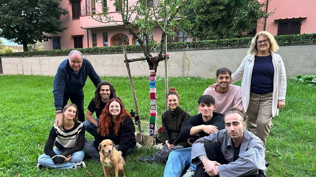 Un mandorlo per Gianmarco Brandini, un gesto che gli amici hanno voluto piantare dove insieme passavano le giornate Un mandorlo per Gianmarco Brandini, un gesto che gli amici hanno voluto piantare dove insieme passavano le giornate