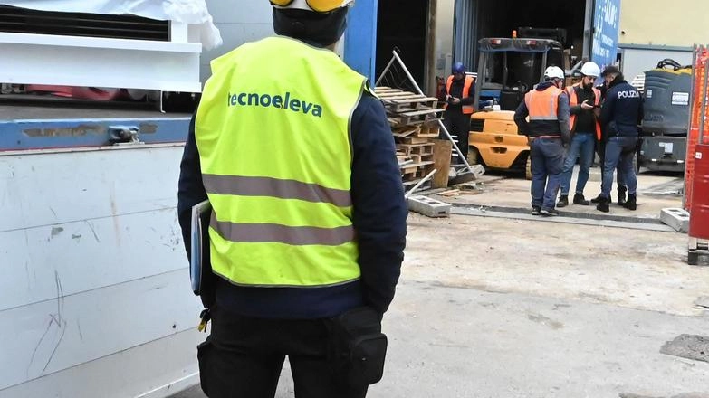 Operai su un cantiere (foto archivio)