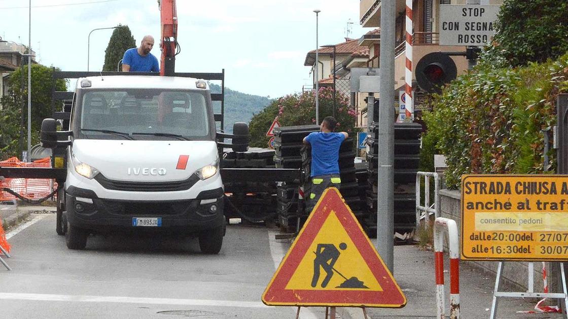 Strade, tour nella città a ostacoli. Stop e inversioni a "U" a Pescaiola. Eden chiuso: pienone alla Cadorna Strade, tour nella città a ostacoli. Stop e inversioni a "U" a Pescaiola. Eden chiuso: pienone alla Cadorna