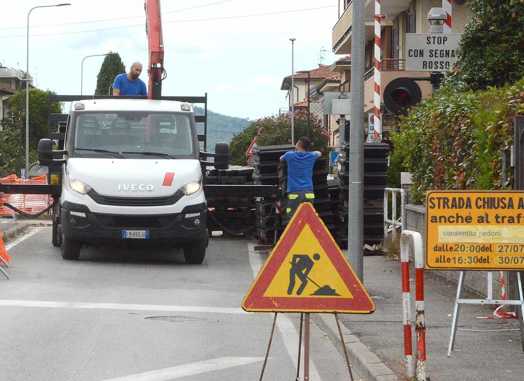 Strade, tour nella città a ostacoli. Stop e inversioni a "U" a Pescaiola. Eden chiuso: pienone alla Cadorna