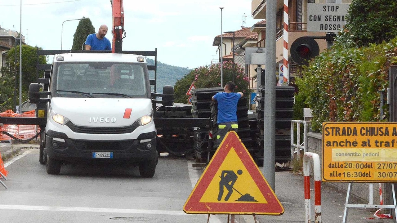 Operai al lavoro nella zona di via Alessandro Dal Borro Operai al lavoro nella zona di via Alessandro Dal Borro