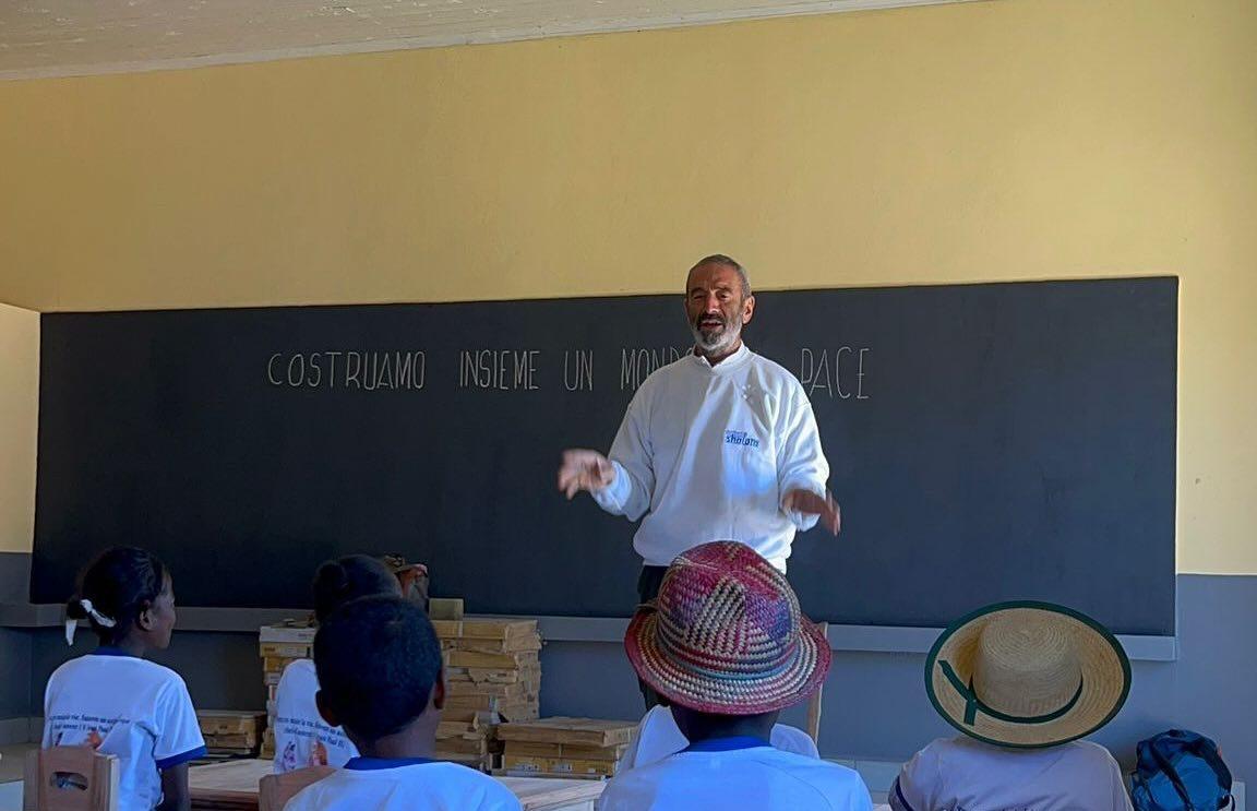 https://www.lanazione.it/image-service/view/acePublic/alias/contentid/YmRhMjg5NmEtYzUzMC00/0/scuola-e-un-ambulatorio-shalom-per-il-madagascar.jpeg?f=1.91:1&w=1200