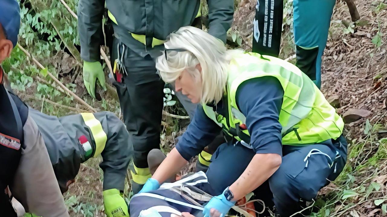 Un uomo di 70 anni precipita in un dirupo durante una passeggiata a Magliano in Toscana. Intervento dei Vigili del Fuoco e elisoccorso per il recupero dell'infortunato. Un uomo di 70 anni precipita in un dirupo durante una passeggiata a Magliano in Toscana. Intervento dei Vigili del Fuoco e elisoccorso per il recupero dell'infortunato.