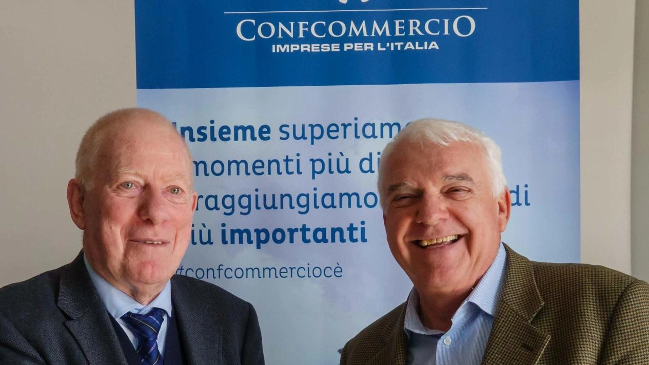Stretta di mano tra il nuovo presidente Sergio Camaiora, a sinistra, e Roberto Martini direttore di Confcommercio La Spezia (Foto Alexia Frascatore) Stretta di mano tra il nuovo presidente Sergio Camaiora, a sinistra, e Roberto Martini direttore di Confcommercio La Spezia (Foto Alexia Frascatore)