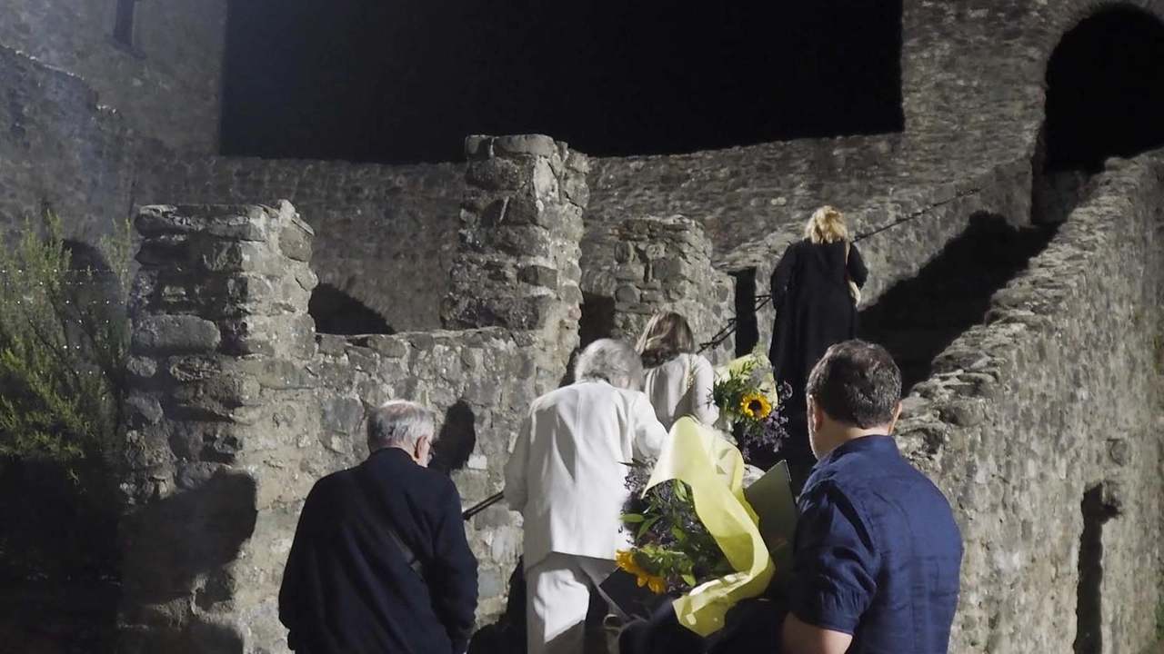 Turista francese si perde nel castello dopo visita alle statue stele della Lunigiana. Apprensione e ricerca, ma alla fine ritrova la strada verso l'albergo. Turista francese si perde nel castello dopo visita alle statue stele della Lunigiana. Apprensione e ricerca, ma alla fine ritrova la strada verso l'albergo.