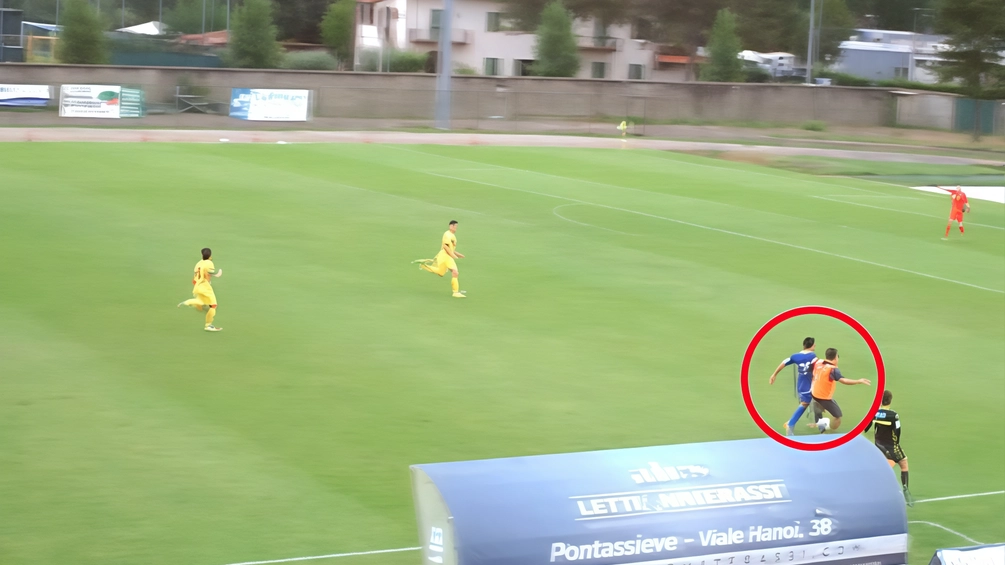 Un frame del video che mostra l’interferenza dell’allenatore del Subbiano sull’attaccante del Pontassieve, Bourezza Un frame del video che mostra l’interferenza dell’allenatore del Subbiano sull’attaccante del Pontassieve, Bourezza