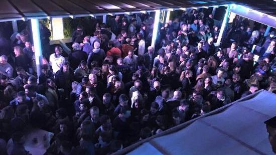Viareggio, violenza nel noto locale. Il titolare non ci sta e denuncia tutti: “Danno d’immagine”