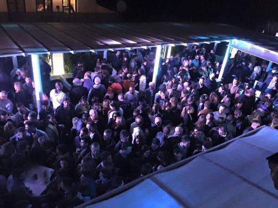 Viareggio, violenza nel noto locale. Il titolare non ci sta e denuncia tutti: “Danno d’immagine”