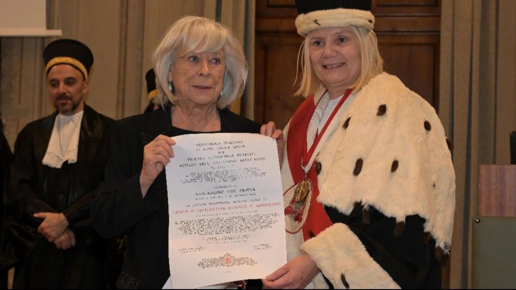 La rettrice Alessandra Petrucci consegna il diploma a Margarethe von Trotta La rettrice Alessandra Petrucci consegna il diploma a Margarethe von Trotta