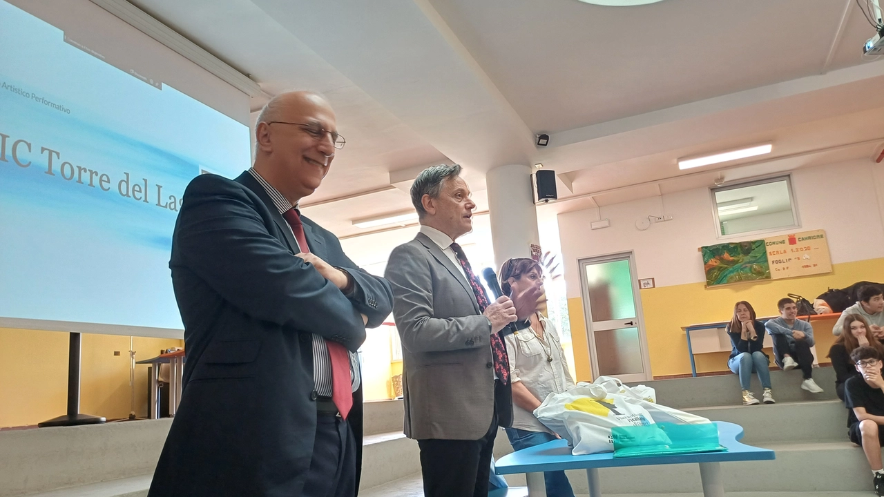 Incontro nelle scuole di Camaiore sul linguaggio poetico Incontro nelle scuole di Camaiore sul linguaggio poetico