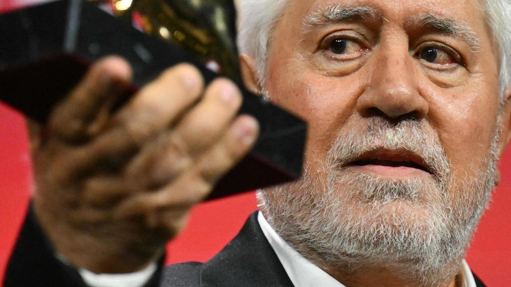 Il regista spagnolo Pedro Almodovar, qui con il Leone d’oro vinto a Venezia Ora è nelle sale con l’ultimo bellissimo film «La stanza accanto» Il regista spagnolo Pedro Almodovar, qui con il Leone d’oro vinto a Venezia Ora è nelle sale con l’ultimo bellissimo film «La stanza accanto»