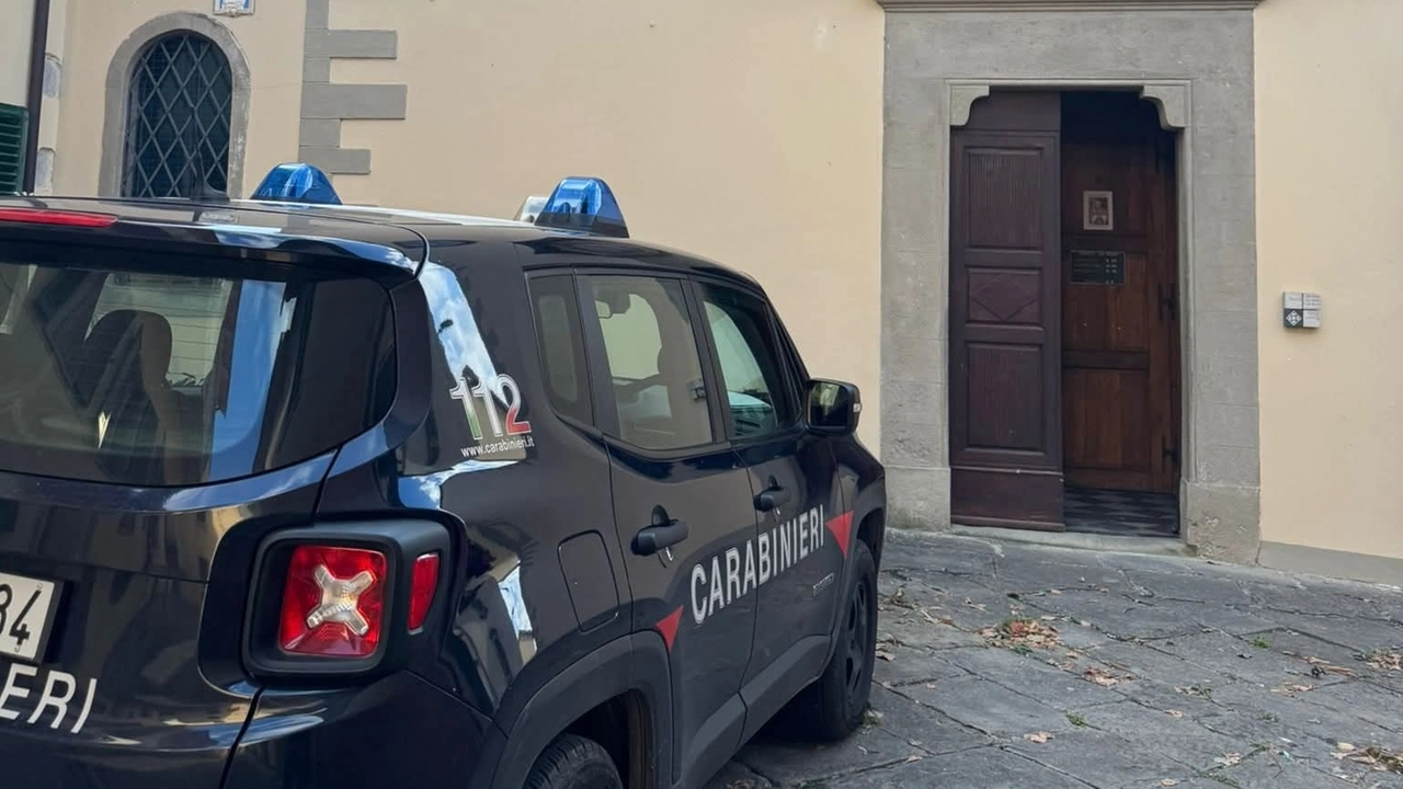 I carabinieri davanti alla chiesa di San Quirico a Vernio I carabinieri davanti alla chiesa di San Quirico a Vernio