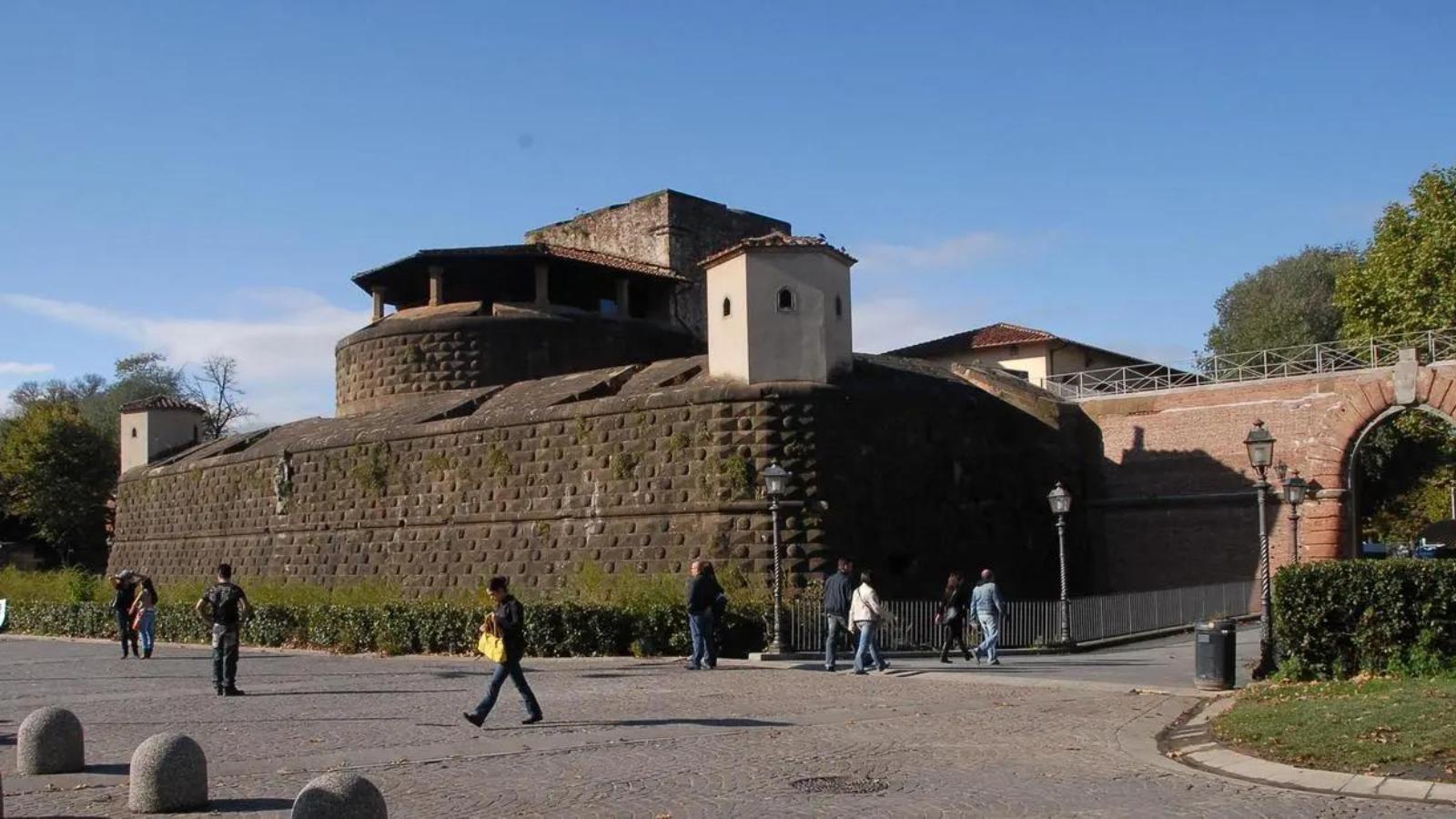 bruciano sterpaglie ai piedi della fortezza da basso decine di episodi da inizio anno