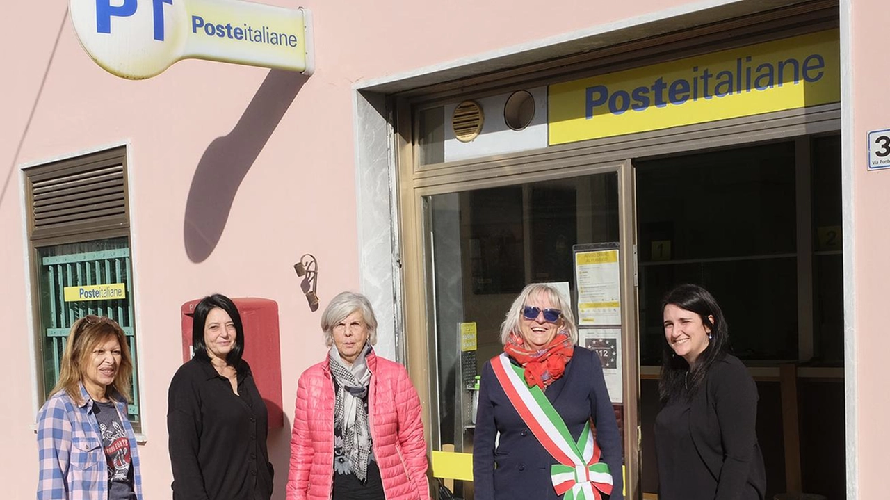 Al centro la sindaca Annalisa Folloni, in attesa della chiusura momentanea dello sportello per lavori Al centro la sindaca Annalisa Folloni, in attesa della chiusura momentanea dello sportello per lavori