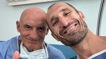 La famiglia Chiellini dopo l’intervento: a destra Giorgio e a fianco il papà Fabio stimatissimo medico ortopedico La famiglia Chiellini dopo l’intervento: a destra Giorgio e a fianco il papà Fabio stimatissimo medico ortopedico