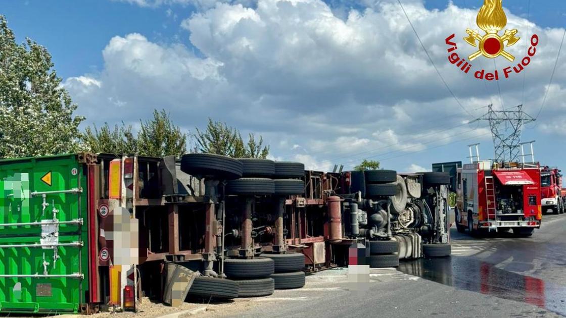 autoarticolato si ribalta ferito il conducente
