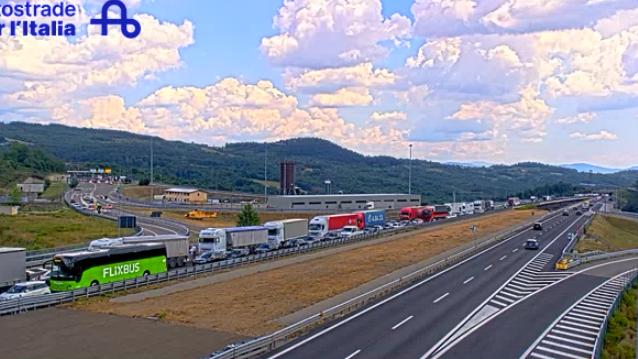Autostrada A1: incidente mortale in galleria: scontro tra auto e mezzo pesante, tratto chiuso Autostrada A1: incidente mortale in galleria: scontro tra auto e mezzo pesante, tratto chiuso
