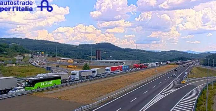 Autostrada A1: incidente mortale in galleria: scontro tra auto e mezzo pesante, tratto chiuso