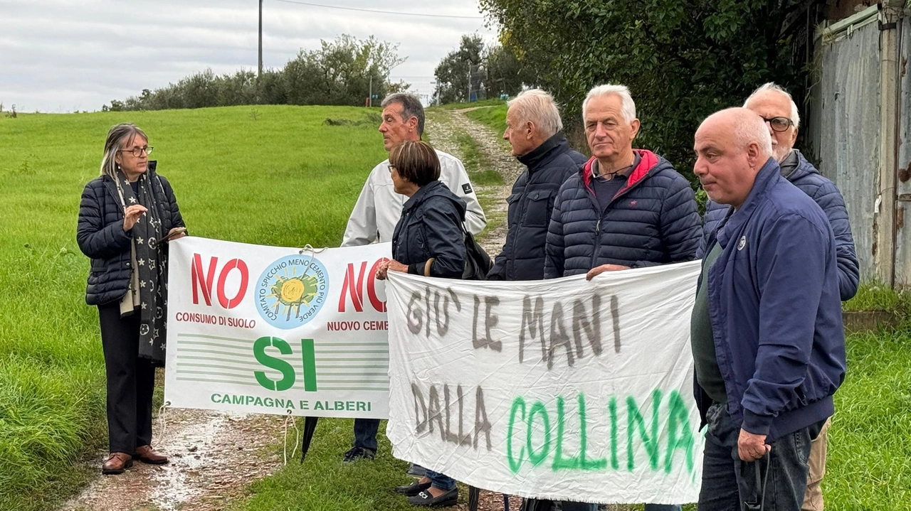 Un momento di. una protesta contro la costruzione delle Rsa a Sovigliana Un momento di. una protesta contro la costruzione delle Rsa a Sovigliana