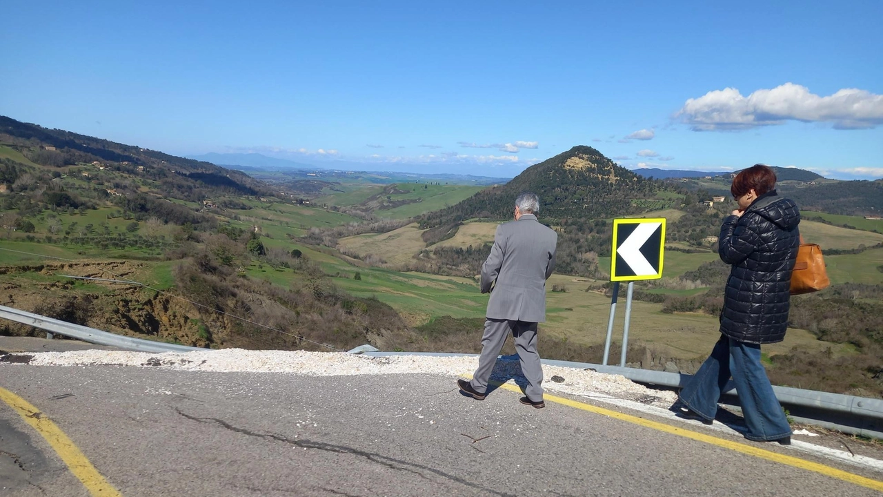 Il sopralluogo al tratto di strada franato. Ora si studia un percorso alternativo Il sopralluogo al tratto di strada franato. Ora si studia un percorso alternativo