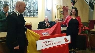 Il comandante della compagnia dei carabinieri di Montalcino Giuseppe Rotella e l’assessore Claudia Vagnoli svelano il simbolo di Piancastagnaio Il comandante della compagnia dei carabinieri di Montalcino Giuseppe Rotella e l’assessore Claudia Vagnoli svelano il simbolo di Piancastagnaio