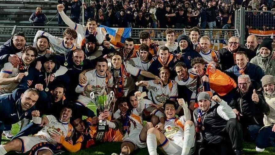 La Sansovino festeggia la conquista della Coppa Italia fase regionale di Promozione dopo i rigori con il San Giuliano