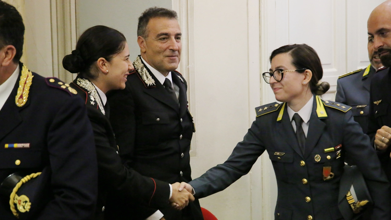 Il benvenuto alla comandante dei Carabinieri di Pontedera, Claudia Eramo insieme a Carmine Gesualdo e a Mariagrazia Sorbello (Foto Bongianni per Germogli) Il benvenuto alla comandante dei Carabinieri di Pontedera, Claudia Eramo insieme a Carmine Gesualdo e a Mariagrazia Sorbello (Foto Bongianni per Germogli)