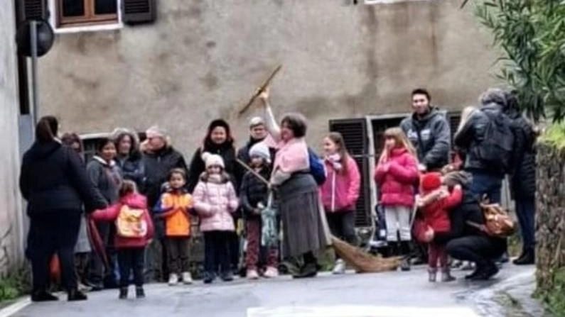 La Casa della Befana sul palco della piazza principale di Marignana, dove viene esposta anche una calza da guinness dei primati che si tramanda da generazioni, e che richiama turisti proprio nel giorno dell’Epifania La Casa della Befana sul palco della piazza principale di Marignana, dove viene esposta anche una calza da guinness dei primati che si tramanda da generazioni, e che richiama turisti proprio nel giorno dell’Epifania