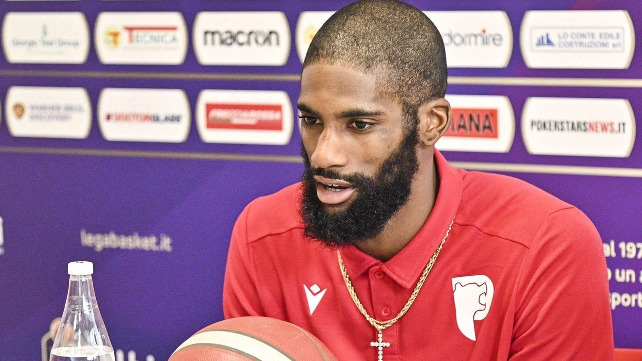 In alto, Elijah Childs che dopo il leggero stiramento è tornato a lavorare con il gruppo. Sotto, il nuovo arrivato Eric Paschall con coach Dante Calabria In alto, Elijah Childs che dopo il leggero stiramento è tornato a lavorare con il gruppo. Sotto, il nuovo arrivato Eric Paschall con coach Dante Calabria