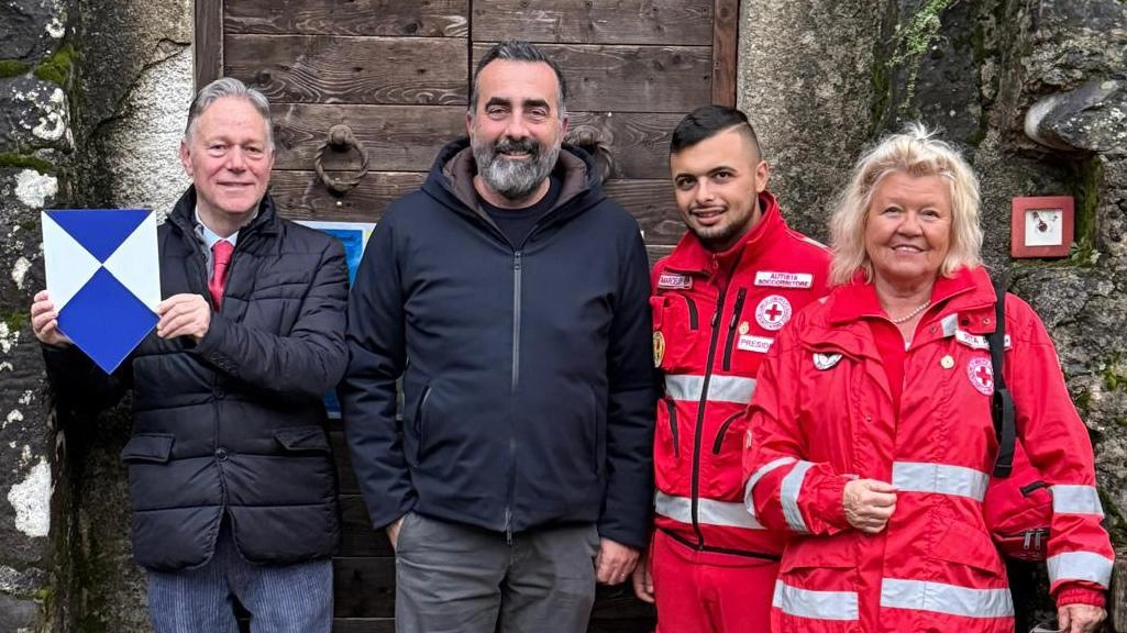 Il sindaco Valettini e il vice Cipriani, Lo Presti e Peroni, della Cri di Albiano davanti alla Fortezza della Brunella con lo Scudo Blu (foto Pasquali) Il sindaco Valettini e il vice Cipriani, Lo Presti e Peroni, della Cri di Albiano davanti alla Fortezza della Brunella con lo Scudo Blu (foto Pasquali)