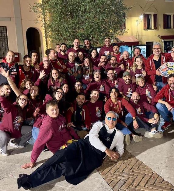 https://www.lanazione.it/image-service/view/acePublic/alias/contentid/YmU1MGQxYWMtMTBiOS00/0/torna-la-festa-delluva-e-del-vino-cene-musica-e-sbandieratori-chiusi-celebra-i-42-anni-dellevento.jpeg?f=1.90:1&h=630