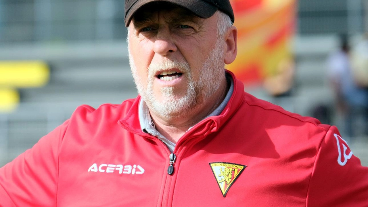 L’allenatore del Poggibonsi, Stefano Calderini, dà indicazioni ai suoi ragazzi L’allenatore del Poggibonsi, Stefano Calderini, dà indicazioni ai suoi ragazzi