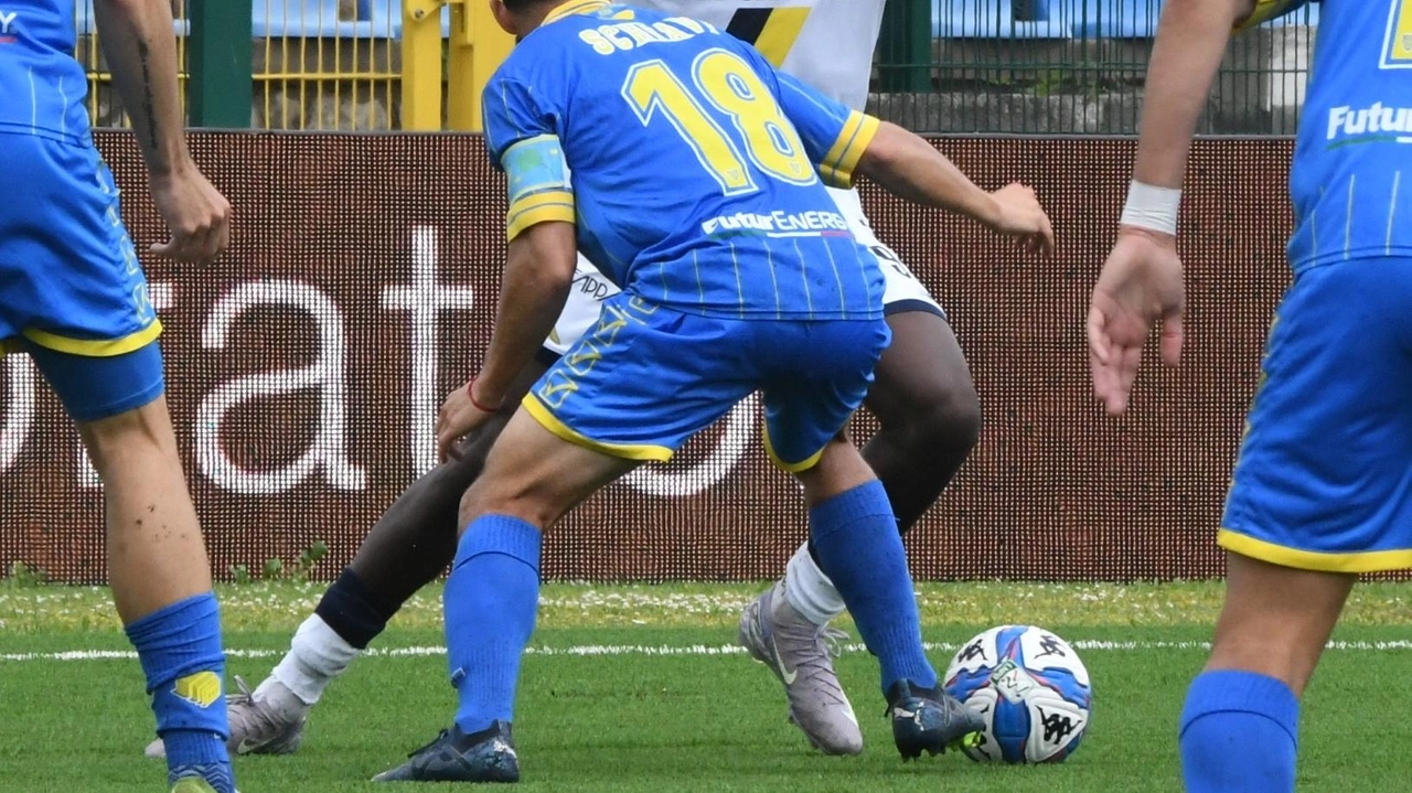 Antonio Calabro elogia i tifosi e sottolinea l'importanza di Ravaglia nella vittoria. La salvezza non è ancora sicura. Antonio Calabro elogia i tifosi e sottolinea l'importanza di Ravaglia nella vittoria. La salvezza non è ancora sicura.
