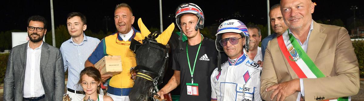 Sorpresa al Gran Premio. Farolfi su Ernesto Spritz. Un trionfo di millimetri