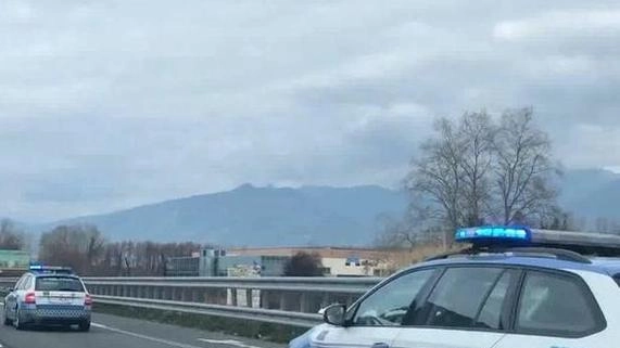 I tre sono stati inseguiti e fermati dalla Polizia stradale nei pressi di Lodi, in autostrada, in direzione Milano I tre sono stati inseguiti e fermati dalla Polizia stradale nei pressi di Lodi, in autostrada, in direzione Milano
