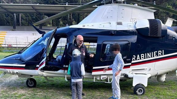 Per riprendersi dallo spavento i due bambini hanno voluto salire a bordo dell’elicottero dei carabinieri arrivato in loro aiuto